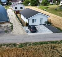 Moderná novostavba pri Piešťanoch – bývajte komfortne už zajtra! - Rodinný dom v Nižnej vedľa veľkej haly, s parkoviskom a príjazdovou cestou.