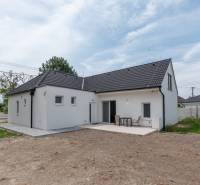 Predaj rodinného domu, Stará Gala, Stará Gala, Dunajská Streda - Rodinný dom na Starej Gale v Holiciach s terasou a dvorom bez trávnika.