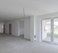 NA PREDAJ NOVOSTAVBA moderný 4-izbový rodinný dom s garážou v Zohore - Interiér rodinného domu s nehotovou podlahou a veľkými oknami.