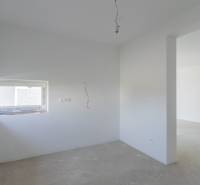 NA PREDAJ NOVOSTAVBA moderný 4-izbový rodinný dom s garážou v Zohore - Svetlá miestnosť v rodinnom dome so sivou podlahou a oknom.