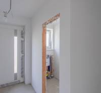 NA PREDAJ NOVOSTAVBA moderný 4-izbový rodinný dom s garážou v Zohore - Interiér rodinného domu s bielymi stenami, osvetlenie a nezakrytý stavebný otvor.