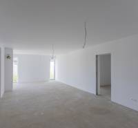 NA PREDAJ NOVOSTAVBA moderný 4-izbový rodinný dom s garážou v Zohore - Svetlá, nevybavená miestnosť v rodinnom dome s bielymi stenami a stropom.