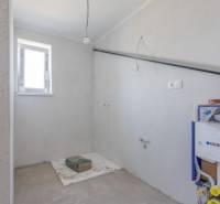 NA PREDAJ NOVOSTAVBA moderný 4-izbový rodinný dom s garážou v Zohore - Neúplne dokončená kúpeľňa v rodinnom dome s inštalačnými prvkami.