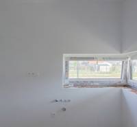 NA PREDAJ NOVOSTAVBA moderný 4-izbový rodinný dom s garážou v Zohore - Nepostavená kuchyňa v rodinnom dome so zásuvkami a oknom.