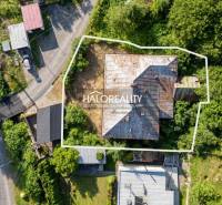 Predaj, priestor Hodruša - Hámre - EXKLUZÍVNE HALO R... - Letecký pohľad na staršiu budovu obklopenú zeleňou v Hodruši-Hámroch.