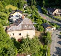 Predaj, priestor Hodruša - Hámre - EXKLUZÍVNE HALO R... - Letecký pohľad na budovu v obchodných priestoroch Hodruše - Hámrov obklopenú zeleňou.