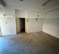 Obchodné priestory na predaj centrum mesta Šahy - Obchodné priestory so stenami obloženými dlažbou, prázdna miestnosť.
