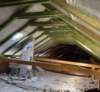Obchodné priestory na predaj centrum mesta Šahy - Povala obchodných priestorov s drevenou konštrukciou a stavebným materiálom roztrúseným po podlahe.