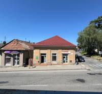 Obchodné priestory na predaj centrum mesta Šahy - Obchodné priestory na Hlavnom námestí v Šahách s červenou strechou a modrou oblohou.