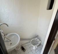 Obchodné priestory na predaj centrum mesta Šahy - Malý interiér s umývadlom a bielymi dlaždicami v obchodných priestoroch.