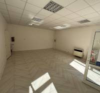 Obchodné priestory na predaj centrum mesta Šahy - Prázdny obchodný priestor s keramickou dlažbou a sadrokartónovým stropom.