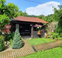 ✅ SLOVREAL - Predaj rodinného domu kúsok od mesta Kremnica  Kopernica - Záhrada s altánkom, stromami a dlažbou, ideálna pre rodinný dom pri relaxácií.