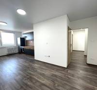 Moderný 4-izbový byt s krásnym výhľadom v Galante na predaj - Svetlá kuchyňa a jedáleň v 3-izbovom byte s drevenou podlahou a veľkými oknami.