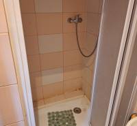 Predaj 1 izbový byt, Karpatská ulica, Bratislava I. Staré Mesto - Sprchový kút v 1-izbovom byte s dlažbou a hadicou na vodu.