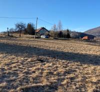 Stavebný pozemok 1750  m2 Zvolen obec Kalinka Detva na predaj - Rozľahlá lúka v blízkosti rodinného domu s výhľadom na hory a výstavba domov.