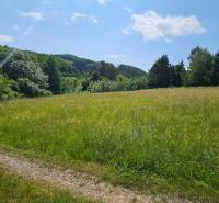 Stavebný pozemok 1750  m2 Zvolen obec Kalinka Detva na predaj - Ľadová modrá obloha nad zelenými poliami v Zvolene, pozemky - bývanie.