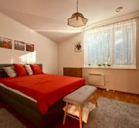 2i RD s terasou v tichej lokalite, BA II., Nové záhrady, 70m2 - Spálňa v rodinnom dome s červenou posteľou, šatníkom a veľkým oknom.