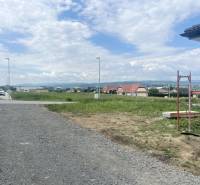 PREŠOV-ĽUBOTICE, RODINNÝ DOM-HOLODOM, POZEMOK 511 m2,NOVOSTAVBA - Stavenisko rodinného domu na Roľníckej ulici v Ľuboticiach, s výhľadom na dedinu.