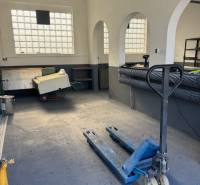 Nebytový priestor/dielňa/výrobňa,  45 m2 ul. Za stanicou - Garáže s paletovým vozíkom, pracoviskom a stolíkmi, vhodné na skladovanie alebo opravy.