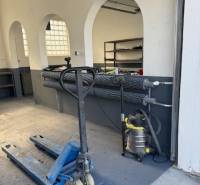 Nebytový priestor/dielňa/výrobňa,  45 m2 ul. Za stanicou - Interiér garáže s manuálnym vysokozdvižným vozíkom a police s vybavením.