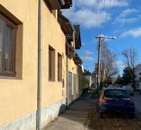 Dvojgeneračný 6 izb. RD,  vyhľadávaná  pokojná lokalita, Ružinov - Rodinný dom na Stachanovskej ulici, vedľa zaparkované autá a viditeľný modrý Peugeot.
