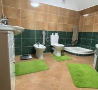 Dvojgeneračný 6 izb. RD,  vyhľadávaná  pokojná lokalita, Ružinov - Kúpeľňa s vaňou, sprchovým kútom, bidetom a WC. Zelené koberčeky, na Stachanovskej.