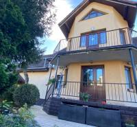 Dvojgeneračný 6 izb. RD,  vyhľadávaná  pokojná lokalita, Ružinov - Rodinný dom s balkónom na ulici Stachanovská obklopený zeleňou a kvetmi v záhrade.