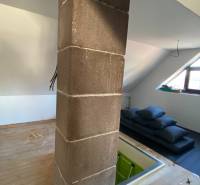 Dvojgeneračný 6 izb. RD,  vyhľadávaná  pokojná lokalita, Ružinov - Povala rodinného domu s drevenou podlahou na ulici Stachanovská, pripravená na renováciu.