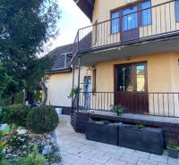 Dvojgeneračný 6 izb. RD,  vyhľadávaná  pokojná lokalita, Ružinov - Rodinný dom s balkónom na ulici Stachanovská, obklopený upravenou záhradou a chodníkom.