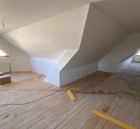 Dvojgeneračný 6 izb. RD,  vyhľadávaná  pokojná lokalita, Ružinov - Podkrovie v rodinnom dome na ulici Stachanovská s drevenou podlahou a veľkými oknami.