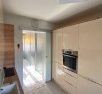 Dvojgeneračný 6 izb. RD,  vyhľadávaná  pokojná lokalita, Ružinov - Na ulici Stachanovská, kuchyňa v rodinnom dome s modernou linkou a vstavanými spotrebičmi.