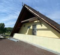 Penzión s 13 izbami na predaj, Dunajská ul., Tomášov - Strecha budovy s výhľadom na prírodu, neďaleko ulice Dunajská a hotely.