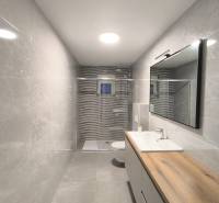 CHORVÁTSKO - Atraktívny apartmán (S6) - Mandre, ostrov Pag - Kúpeľňa so sprchovacím kútom a umývadlom v 4-izbovom byte, svetlé obklady.