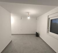 CHORVÁTSKO - Atraktívny apartmán (S6) - Mandre, ostrov Pag - Prázdna miestnosť v 4-izbovom byte s bielymi stenami a sivou podlahou.