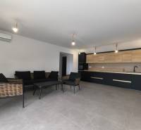 CHORVÁTSKO - Atraktívny apartmán (S6) - Mandre, ostrov Pag - Obývací priestor 4-izbového bytu s tmavým nábytkom a kuchyňou s drevenými detailmi.