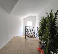 CHORVÁTSKO - Atraktívny apartmán (S6) - Mandre, ostrov Pag - Schodisko s kvetináčmi a zábradlím v 4-izbovom byte.