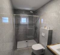 CHORVÁTSKO - Atraktívny apartmán (S6) - Mandre, ostrov Pag - Kúpeľňa so sprchovým kútom v 4-izbovom byte, s obkladačkami a oknom.
