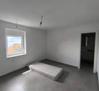 CHORVÁTSKO - Atraktívny apartmán (S6) - Mandre, ostrov Pag - Prázdna izba so svetlými stenami, matracom na podlahe a výhľadom von.