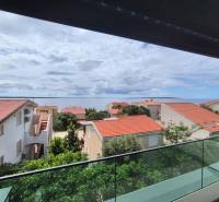 CHORVÁTSKO - Atraktívny apartmán (S6) - Mandre, ostrov Pag - Výhľad z 4-izbového bytu na strechy domov a more v Mandre.