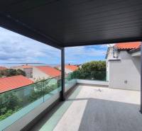 CHORVÁTSKO - Atraktívny apartmán (S6) - Mandre, ostrov Pag - Terasa s výhľadom na strechy a more v Mandre, priestor 4-izbového bytu.