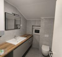 CHORVÁTSKO - Atraktívny apartmán (S6) - Mandre, ostrov Pag - Kúpeľňa v 4-izbovom byte so sprchou, umývadlom, zrkadlom a toaletou.