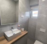CHORVÁTSKO - Atraktívny apartmán (S4) - Mandre, ostrov Pag - Kúpeľňa v 4-izbovom byte s umývadlom, skrinkou, zrkadlom a toaletou.