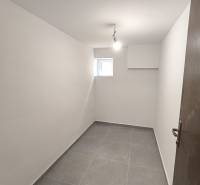 CHORVÁTSKO - Atraktívny apartmán (S4) - Mandre, ostrov Pag - Malá izba s bielymi stenami a sivou podlahou v 4-izbovom byte.