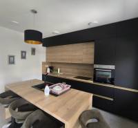 CHORVÁTSKO - Atraktívny apartmán (S4) - Mandre, ostrov Pag - Kuchyňa v 4-izbovom byte s tmavými skrinkami a drevenými detailmi.