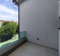 CHORVÁTSKO - Atraktívny apartmán (S4) - Mandre, ostrov Pag - Balkón 4-izbového bytu v Mandre s výhľadom na zeleň a okolie.