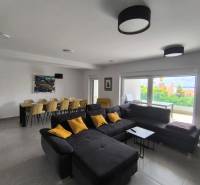 CHORVÁTSKO - Atraktívny apartmán (S4) - Mandre, ostrov Pag - Obývačka v 4-izbovom byte s veľkou sedačkou, jedálenským stolom a výhľadom na terasu.