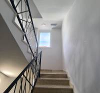 CHORVÁTSKO - Atraktívny apartmán (S4) - Mandre, ostrov Pag - Schodisko v 4-izbovom byte s oknom a elegantnými zábradliami.