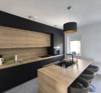 CHORVÁTSKO - Atraktívny apartmán (S4) - Mandre, ostrov Pag - Kuchyňa v 4-izbovom byte s dreveným a čiernym nábytkom a barovými stoličkami.