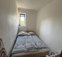 Troj izbový byt na predaj  - Malá spálňa s posteľou v 3-izbovom byte, jednoduché zariadenie a biely interiér.