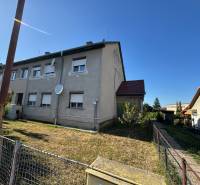 Troj izbový byt na predaj  - Exteriér 3-izbového bytu na ulici Obrancov mieru v Šahách, so satelitom a trávnikom.